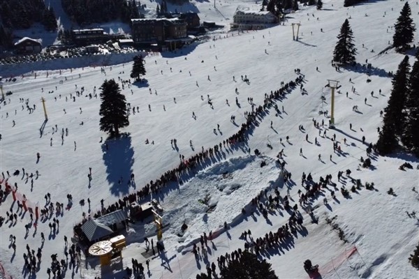 Uludağ'da kar kalığını 68 cm telesiyej sırası 100 metre