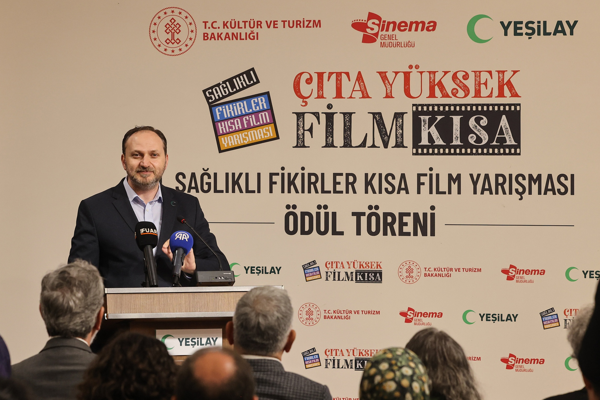  Genç sinemacılar ödüllerine kavuştu<