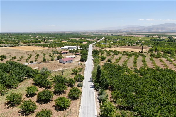 Büyükşehir, ilçelerdeki yolları yeniliyor