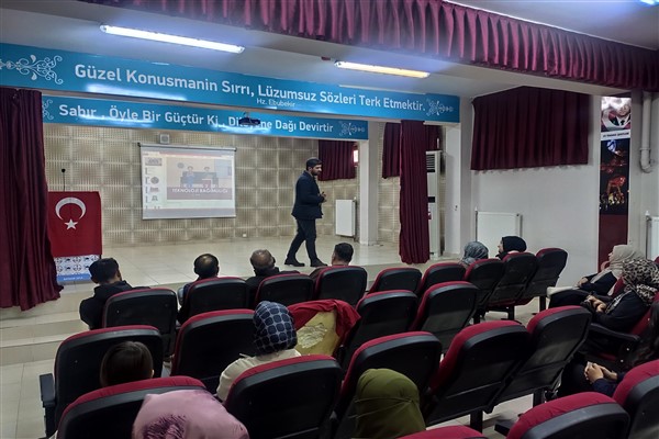 Selahaddin Eyyubi Anadolu Lisesi velilerine “Teknoloji Bağımlılığı” eğitimi<
