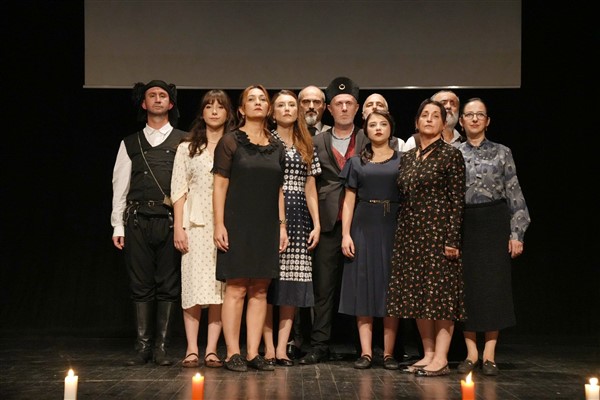 “Hoş Gelişler Ola” tiyatro oyunu sahnelendi<
