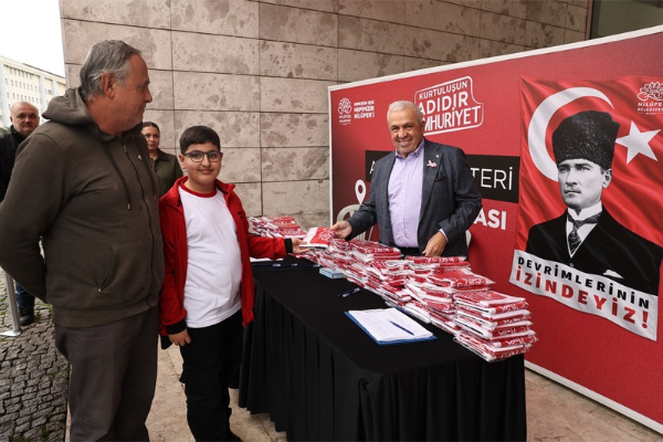 Nilüfer'de 29 Ekim öncesi ücretsiz Atatürk posteri dağıtımı<