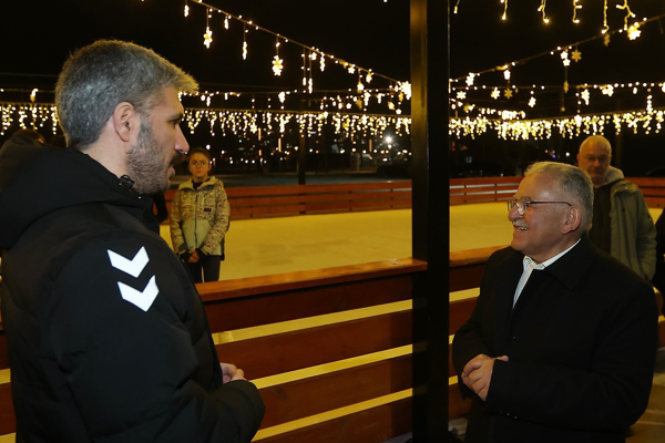 Başkan Büyükkılıç, açık hava buz pateni pistini inceldi<