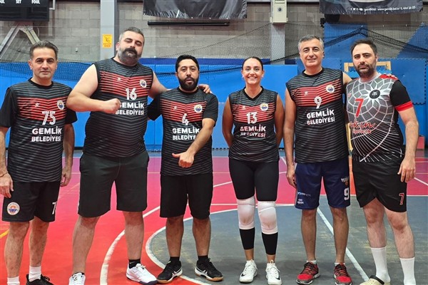 Kurumlar Arası Kaymakamlık Kupası Voleybol Turnuvası şampiyonu Gemlik<