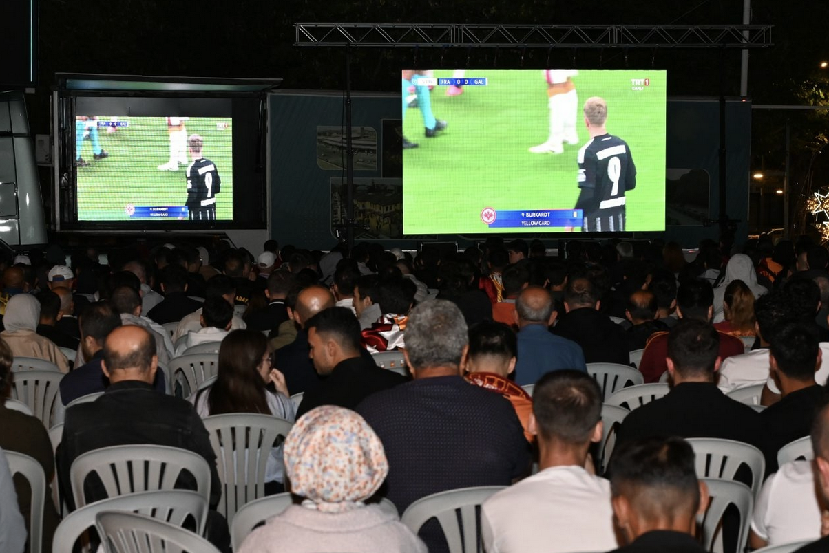 Isparta’da Galatasaray maçı dev ekrandan izlendi<