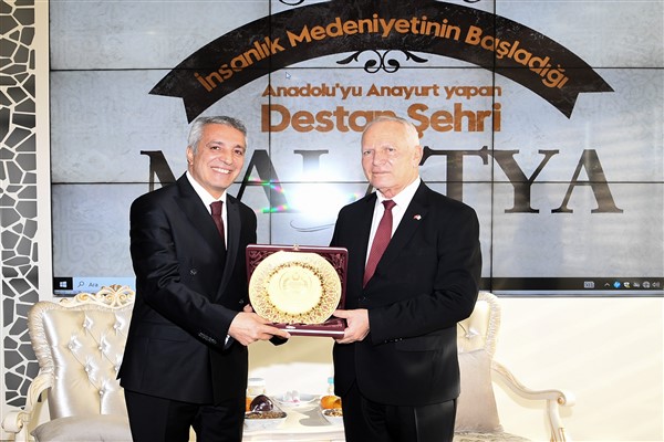 KKTC Cumhuriyet Meclisi Başkanı Töre büyükşehir belediyesini ziyaret etti