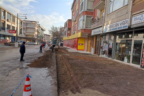 İzmit Belediyesi, Şehit Kazım Caddesi'nde çalışmalarını sürdürüyor <