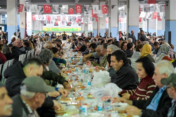 İzmir Büyükşehir Belediyesi iftar buluşmaları Buca’da devam etti<