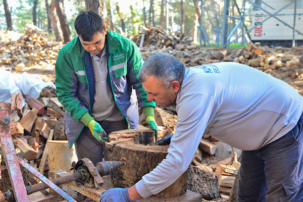 Kumluca’da ihtiyaç sahibi ailelere yakacak odun desteği sağlandı<