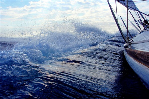 Boğaz’da sürüklenen tekne emniyete alındı