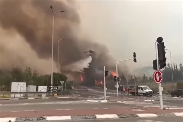 Kudüs'ün dışında çıkan orman yangınları tahliyeleri ve yol kapatmalarına neden oldu