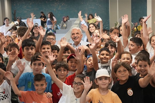 Başkan Yıldırım, kitap okuma etkinliğinde öğrencilerle bir araya geldi<