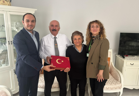 İzmit Belediyesi'nden Kıbrıs gazilerine ziyaret<