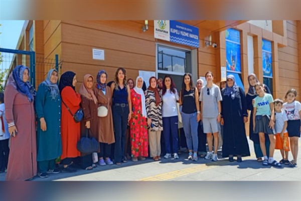 Kadınlar, sabah sporu ve yüzme havuzu etkinliklerine katılıyor<