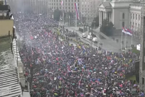 Belgrad'da yüz binlerce kişi hükümeti protesto etti<