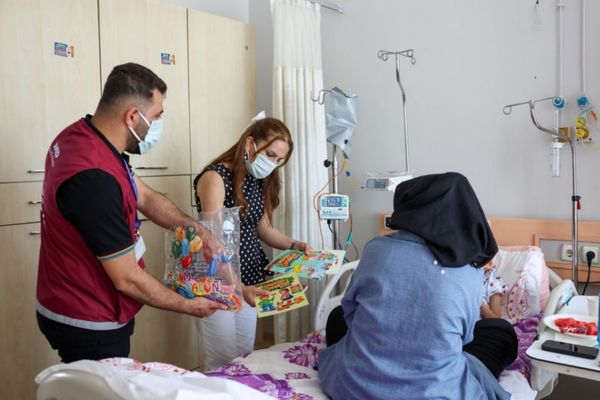 Onkoloji servisindeki çocuklara moral etkinliği<