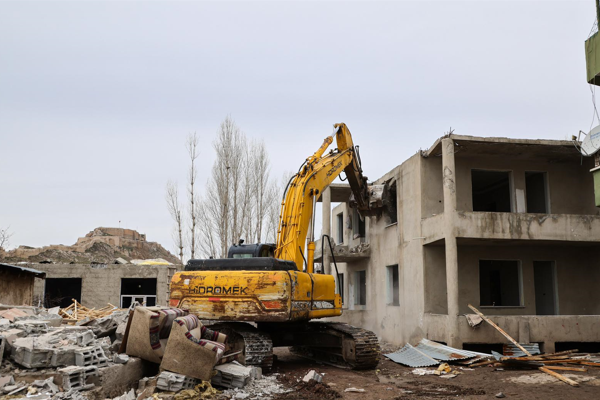 Hatuniye Caddesi ikinci etapta yıkım çalışmaları devam ediyor<