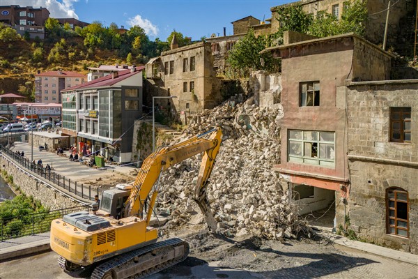 Bitlis'te tehlike arz eden metruk bina yıkıldı<