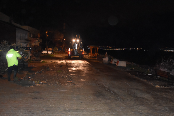 Gemlik'te fırtına sonrası temizlik çalışması başladı<