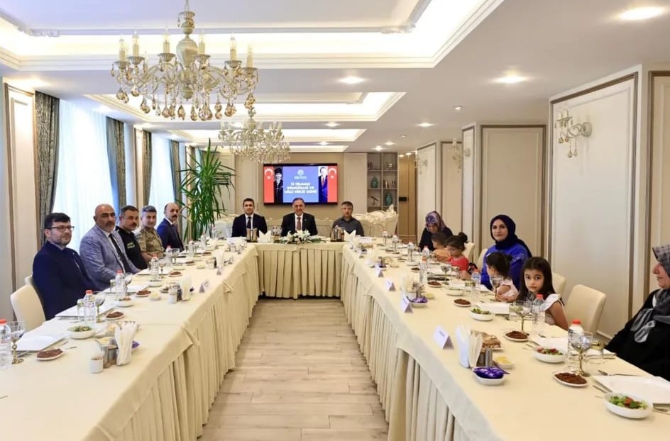 Bingöl Valisi Usta, Özdemir ve Işık aileleriyle bir araya geldi<