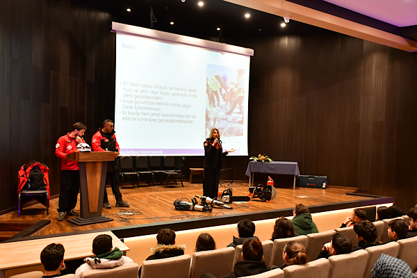 Esenyurt’ta liselilere arama kurtarma eğitimi başladı<