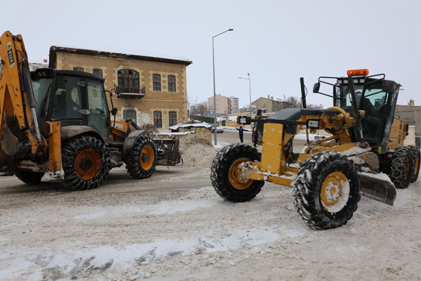 Bayburt'ta karla mücadele seferberliği sürüyor