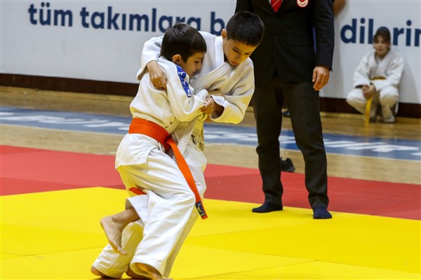 İzmir'de güreş ve judo turnuvaları düzenlendi<