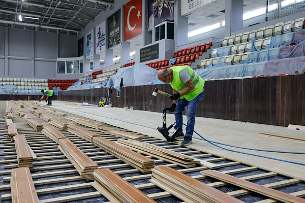 Celal Atik Spor Salonu'nda yenileme çalışması başlatıldı