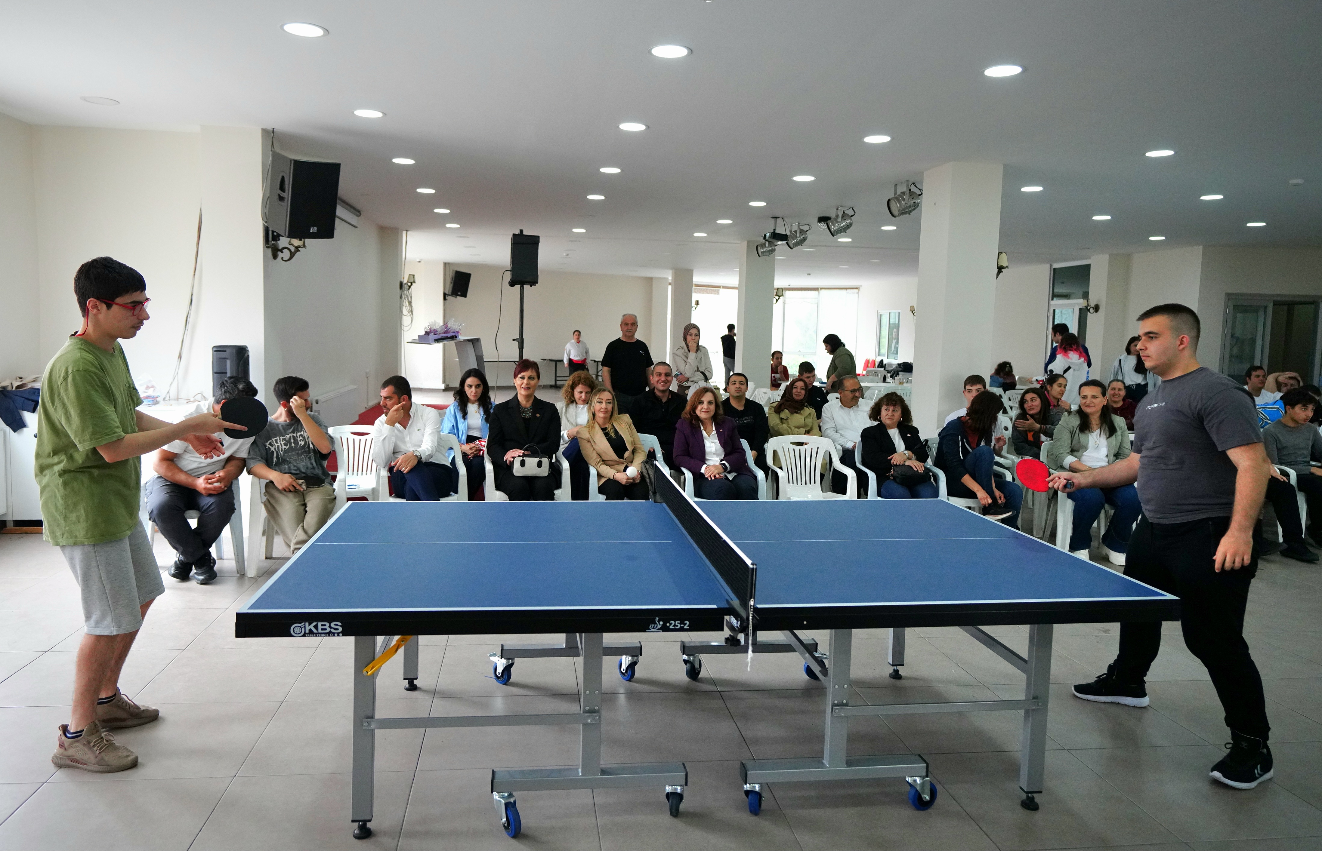 Beylikdüzü'nün özel sporcuları masa tenisi turnuvasına katıldı<