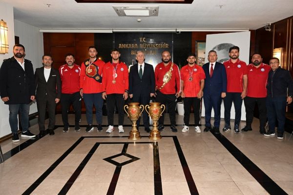 Mansur Yavaş ASKİ Spor güreşçilerini ağırladı