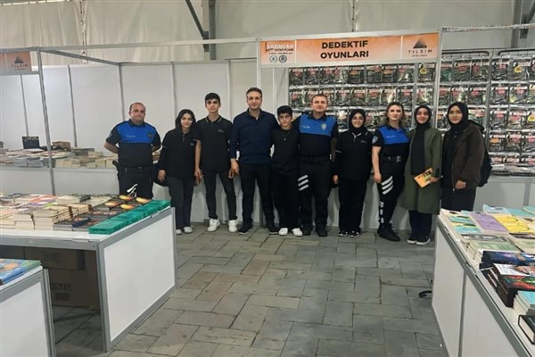Erzincan emniyeti, Kitap Fuarı'nda öğrencileri bilgilendirdi