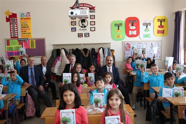 Başkan Altay “Başarmaya Hazırım” projesinde öğrencilere hikaye kitabı dağıttı