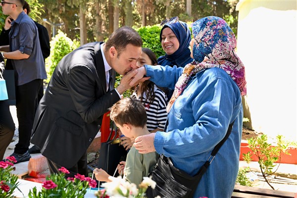 Balıkesir Büyükşehir Belediyesi, gazi ve şehit ailelerinin yanında<