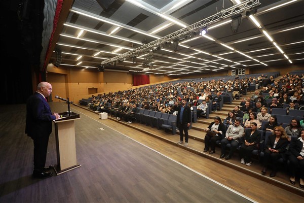 Başkan Yaşar, öğrencilerle bir araya geldi<