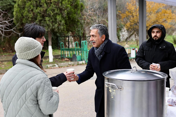 Gemlik'te sıcak çorba ikramı<