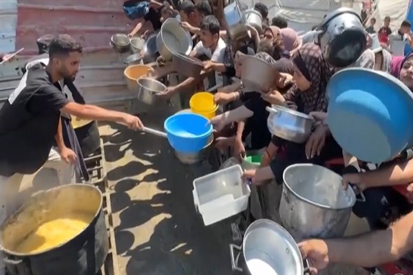 Gazze'de açlık yayılırken yardım personeli baygınlık geçiriyor<