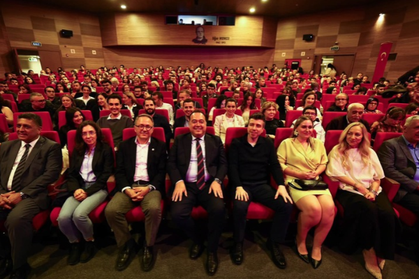 Manisa Şehir Tiyatrosu 20. yılında yeni sezonu açtı<