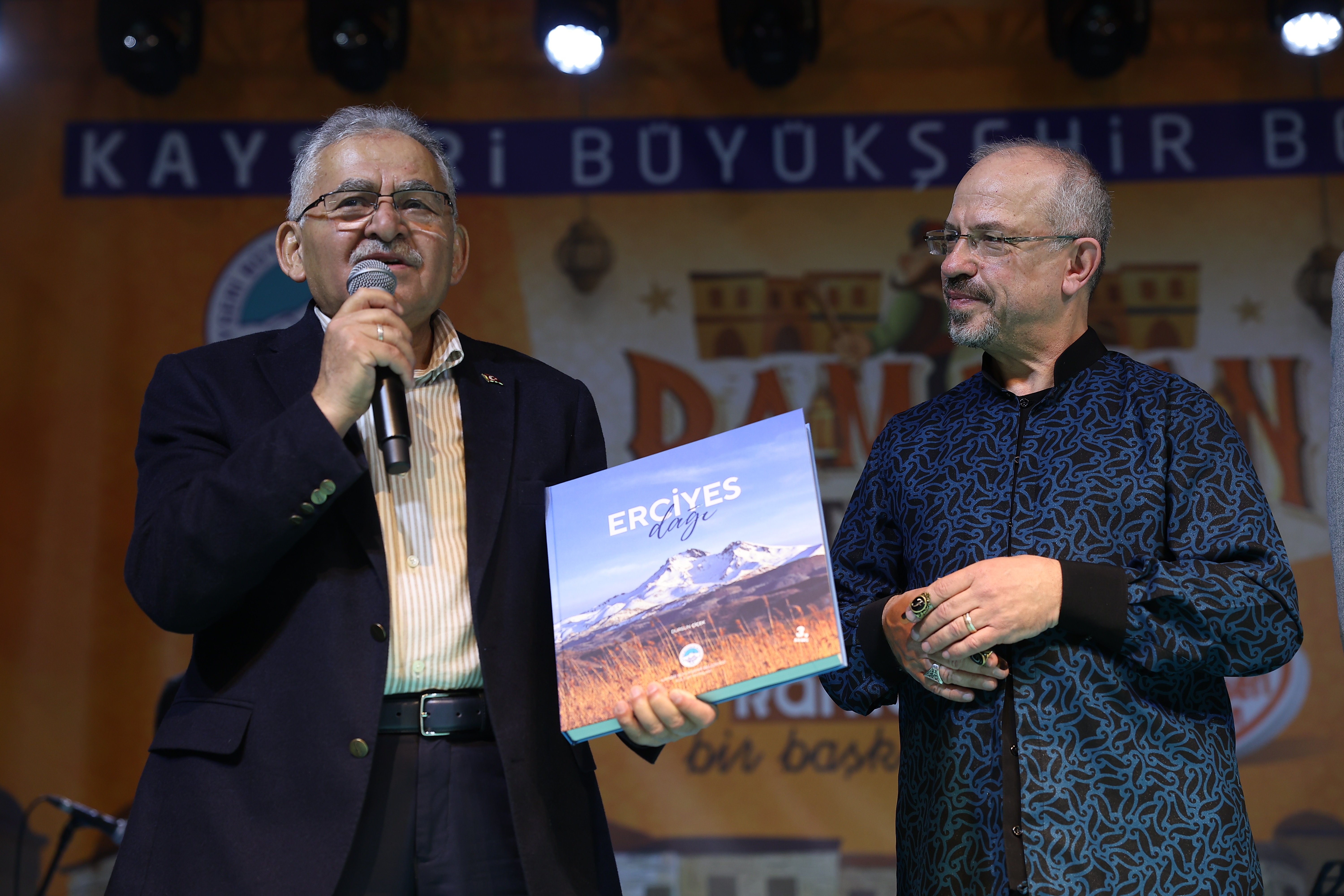 Başkan Büyükkılıç, Göksel Baktagir’in konserine katıldı