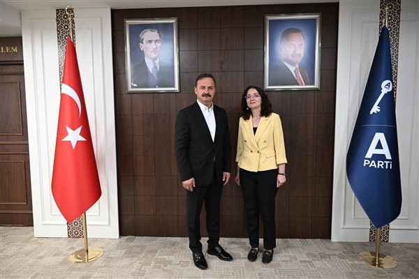 Anahtar Parti Kadın Kollar Bursa İl Başkanı, Okur oldu<