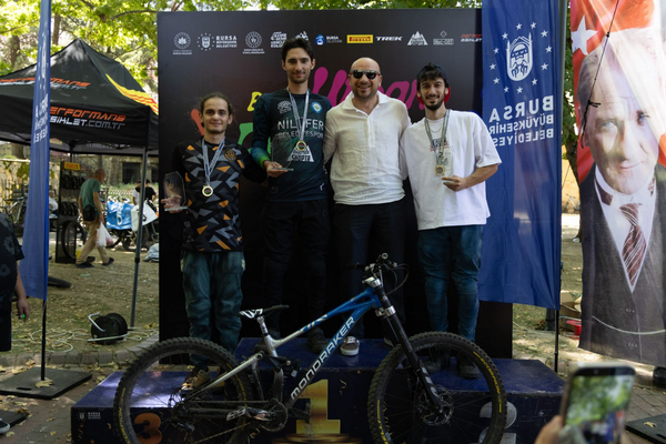 Bursa Urban Downhill Yarışı adrenalin dolu anlara sahne oldu<
