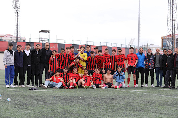 Van Büyükşehir Belediyespor U-15 Futbol Takımı, şampiyon oldu<