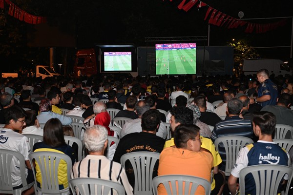 Isparta'da Fenerbahçe'nin maçı açık havada takip edildi