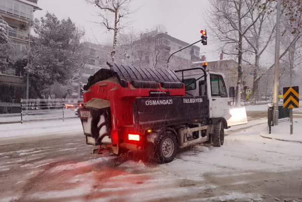 Osmangazi Belediyesi’nden karla mücadele çalışması<