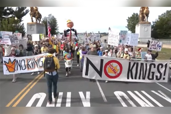 ABD'nin 50 eyaletinde milyonlarca kişi Trump'a karşı ''No Kings'' protestolarına katıldı<
