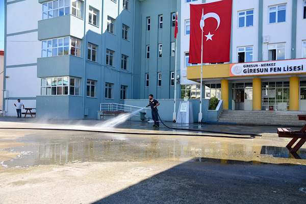Giresun'da okulların bahçelerinde temizlik çalışması başlatıldı<