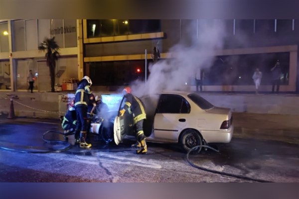 Şanlıurfa'da araç yangınına itfaiye müdahale etti