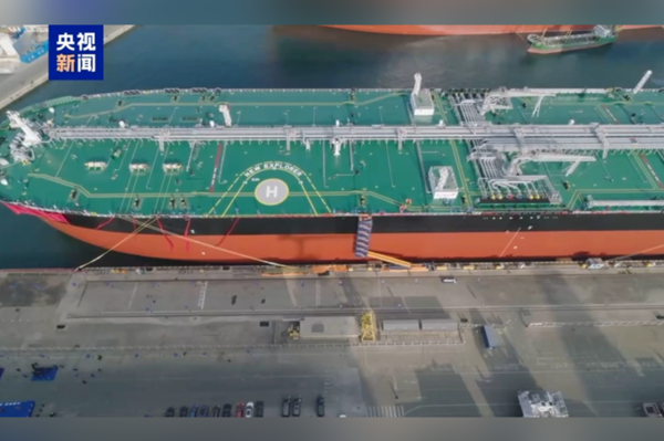 Dünyanın ilk metanol çift yakıtlı akıllı süper tankeri teslim edildi<