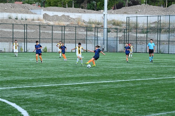 Geleceğin Şehri Geleceğin Yıldızları Minikler Futbol Turnuvası başladı<