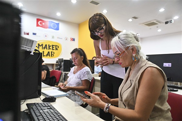 Muratpaşa Belediyesi'nden kadınlara dijital çağ eğitimi