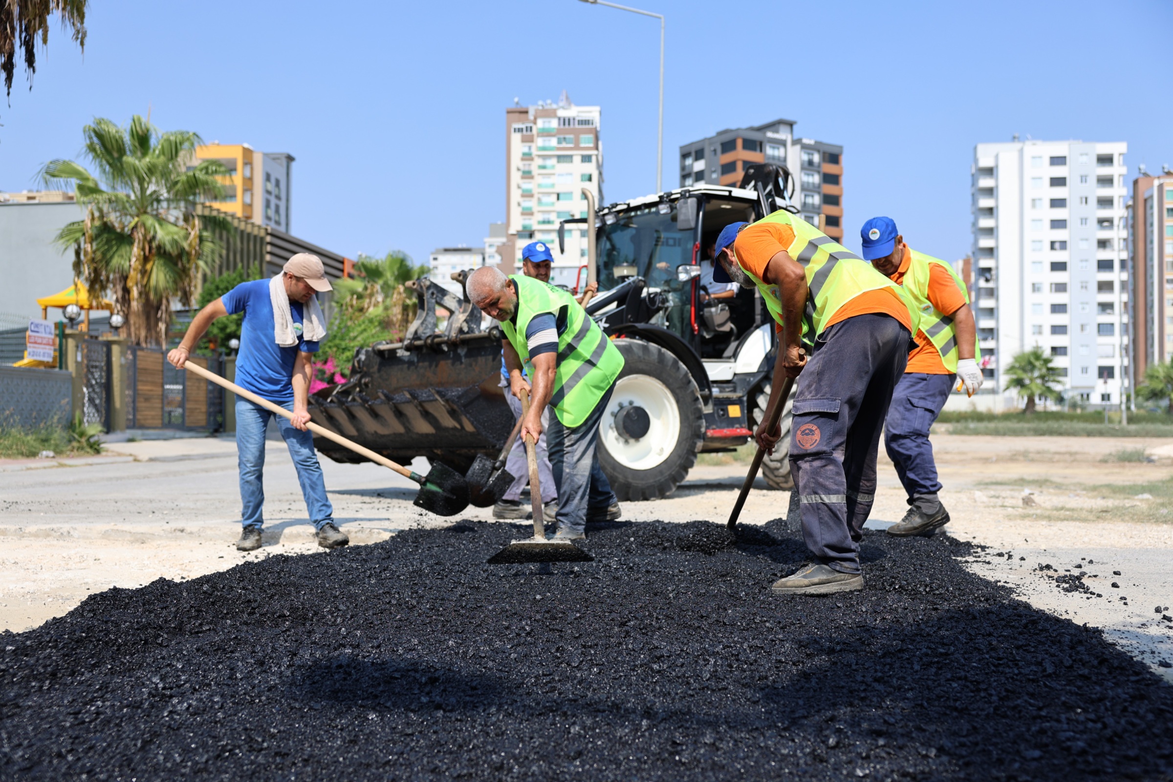 Toroslar’da mahalle yollarında üst yapı çalışmaları sürüyor<